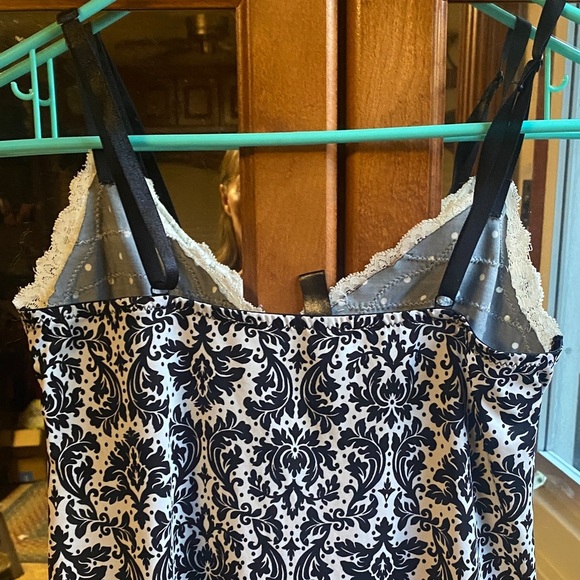 Chic Black and White Lace Chemise - Picture 4 of 8